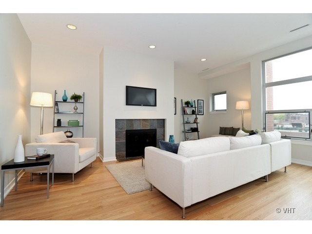 Living Room - 2708 N Ashland Ave Condo Unit 4