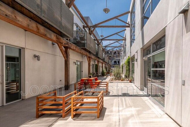 Building Photo - 527 Molino St Unit 107