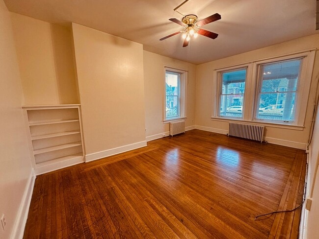 Building Photo - 729 S George St Unit 729 S George 3rd Floor Rental