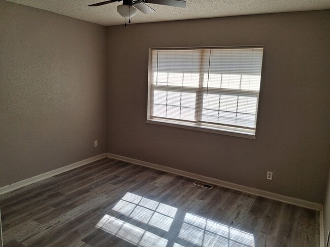 Photo - 1010 N Elm St