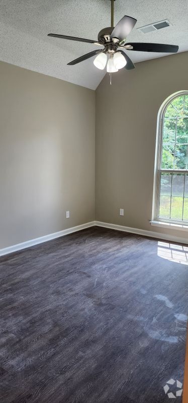 Building Photo - 5566 Kentwood Dr Rental