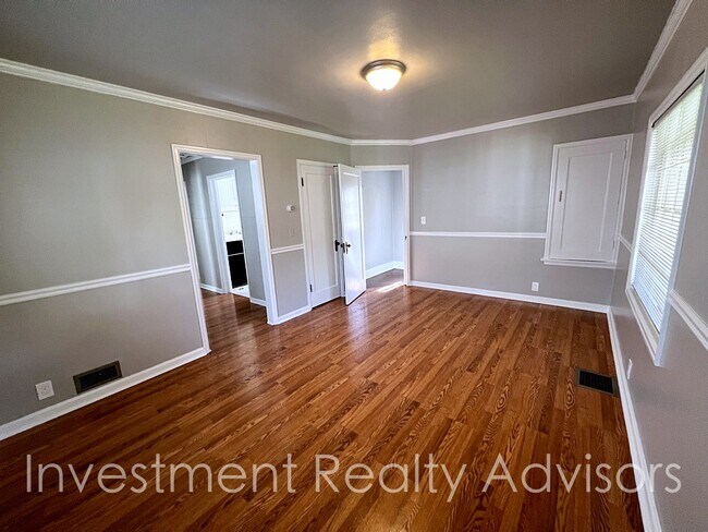 Photo - Charming Apartment With Bonus Room!