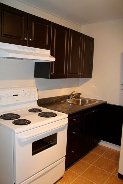 Building Photo - 453 Main St W Unit 2