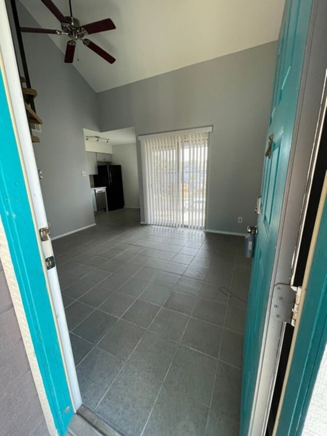 Building Photo - Cute Loft - Close to Downtown