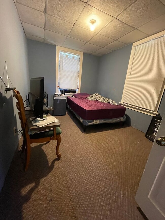 Building Photo - 2 Bedroom Apartment for Rent – Close to UW... Unit 8