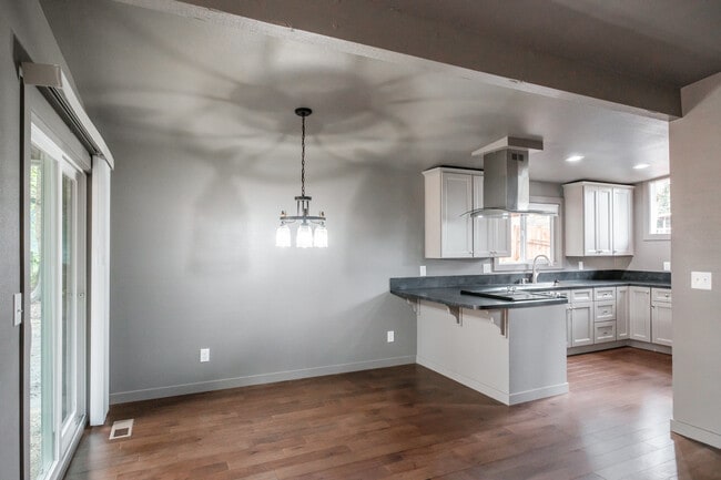 Photo - 837 Woodmansee Ct SE