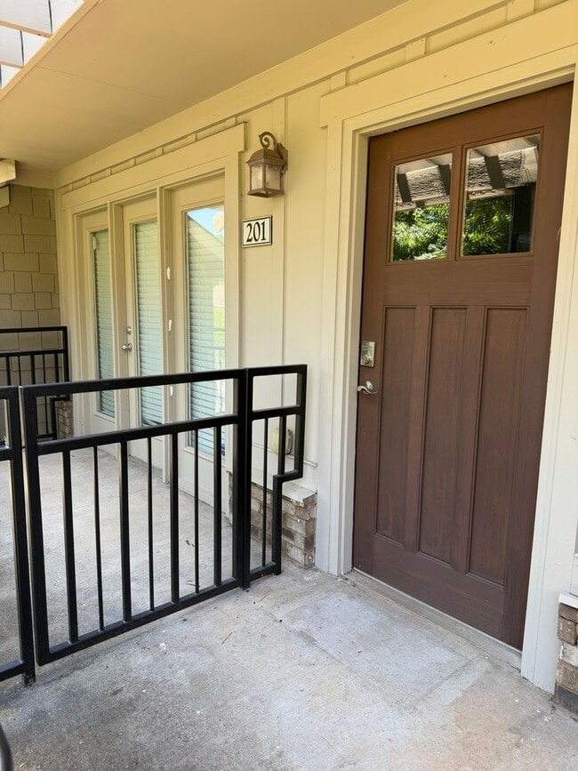 Building Photo - Knoxville 37920 - Two Bedroom, 2.5 Bath Townhome in The Woodlands of Knoxville - Ideal Student Li... Unit 201