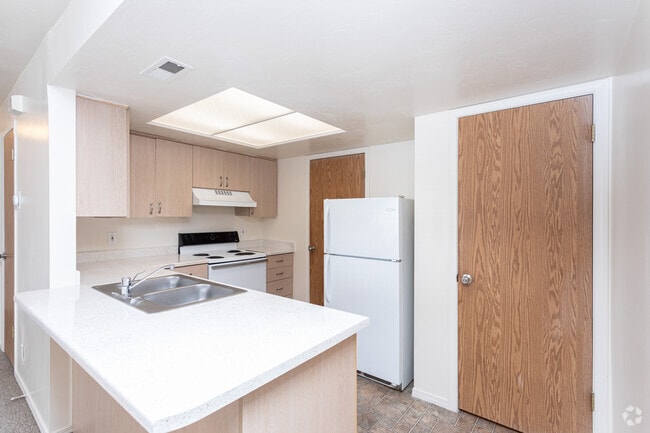 2 habitaciones, 1 baño - 1004 pies cuadrados - Cocina clásica - Lakeside Village UT