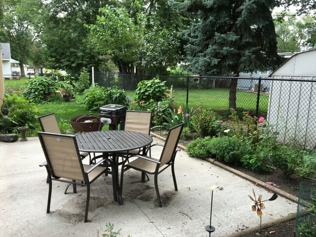 Back Patio Area - 922 Spencer St S Unit 1