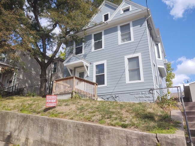 Building Photo - 611 N Perry St Unit Apt 4