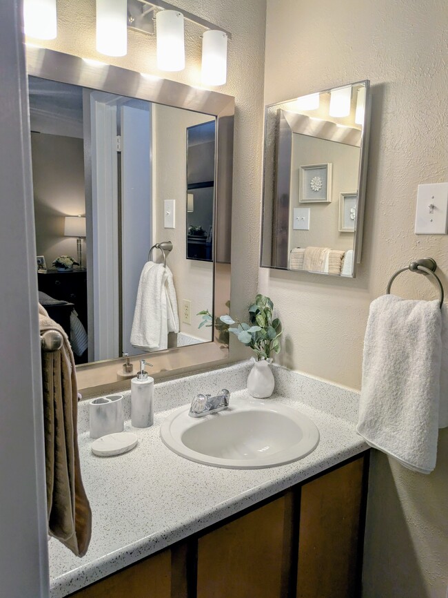 2BR, 2BA - 905SF(C) - Master vanity