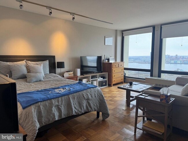 Building Photo - 200 Locust St Unit 18EN