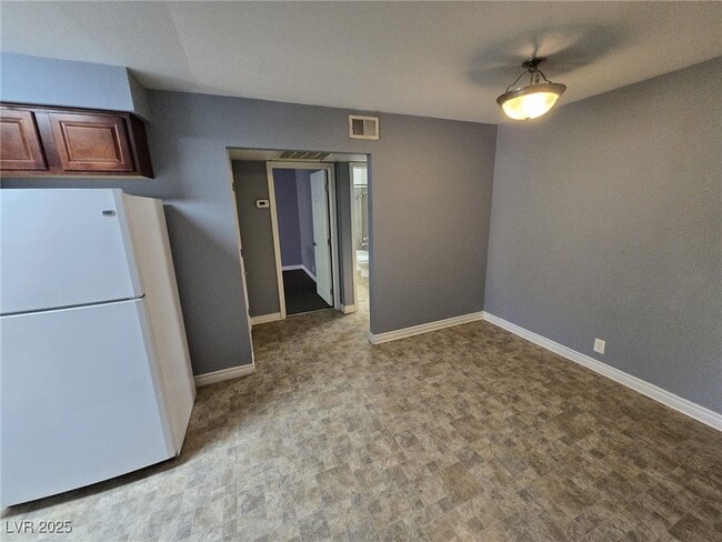 Building Photo - 5060 Indian River Dr Unit 370