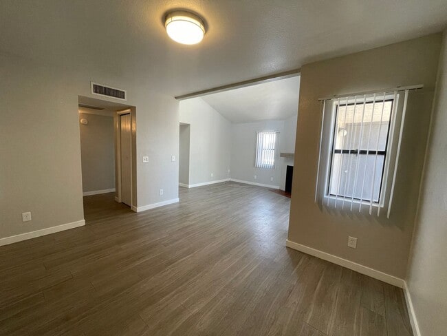 Photo - Lovely 2 Bedroom 2 Bath with Fireplace! Unidad 934 Benton