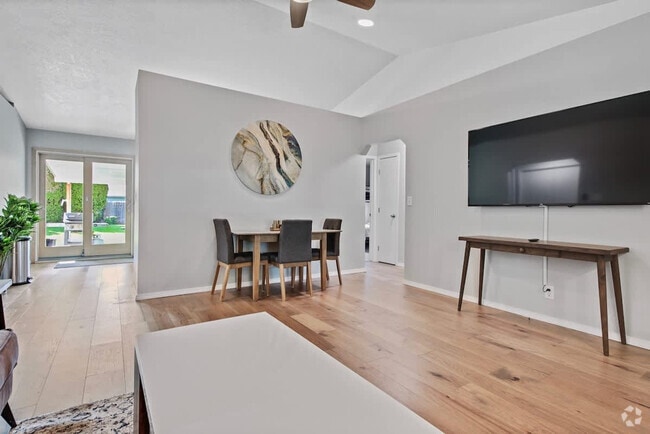 Building Photo - 925 N Stonehenge Way Rental