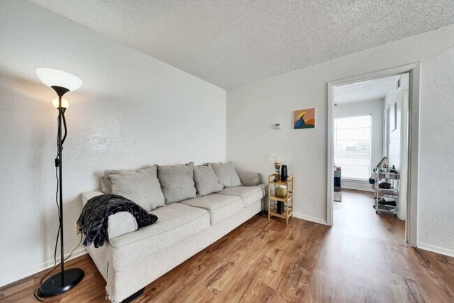 2803 Hemphill Park Unidad B104