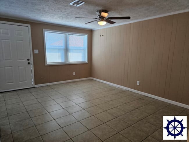 Photo - 715 E 13th St