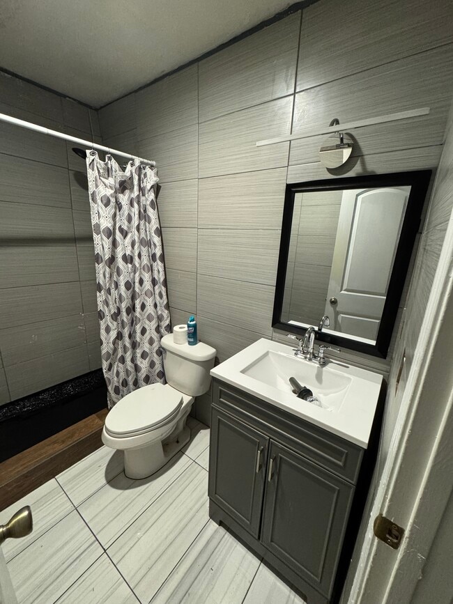 Building Photo - 1863 Nekoma Ct Unit B