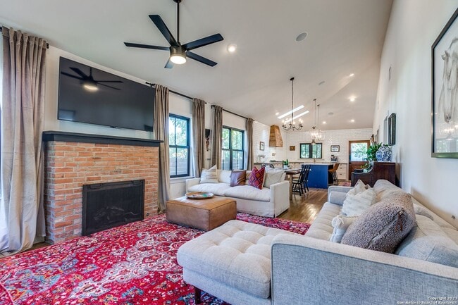 Photo - 627 W Lynwood Ave