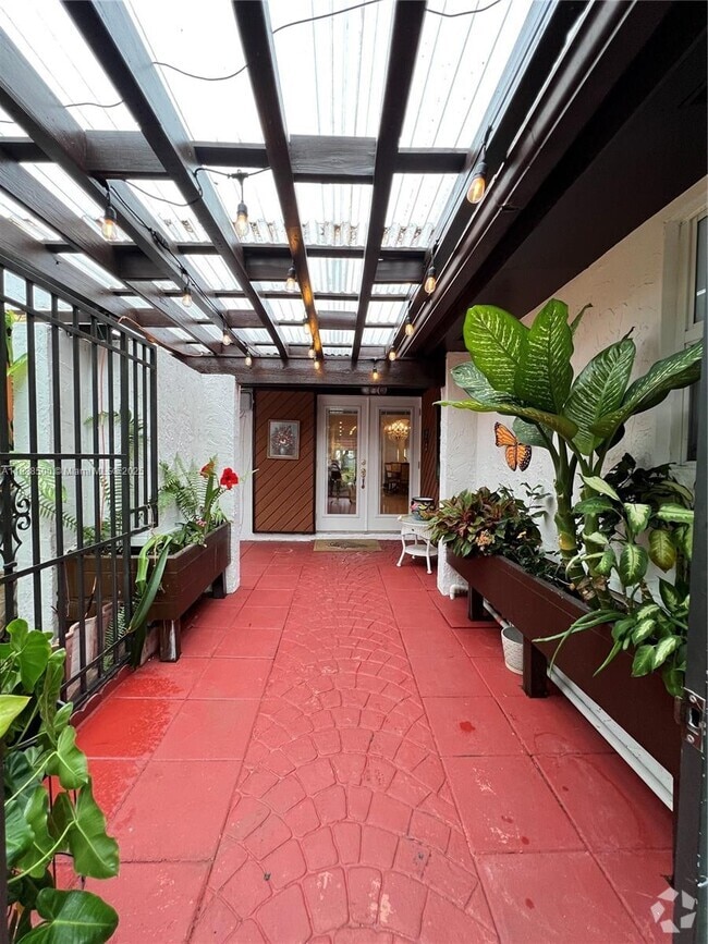 Building Photo - 528 NE 195th St Rental