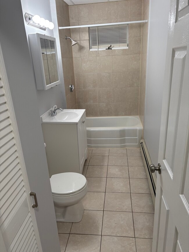 Baño - 406 Pawtucket Ave Unidad 1st Floor Front