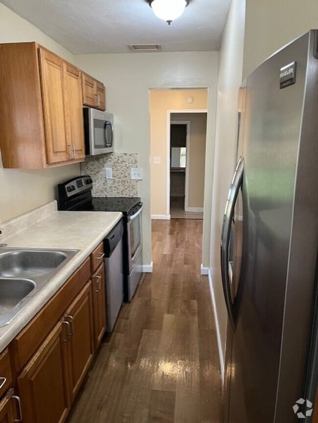 Building Photo - 2 bedroom / 2 bath available soon! Rental