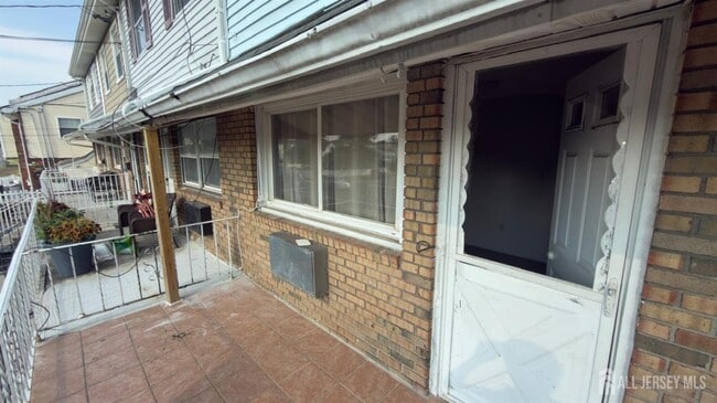 Photo - 690 West Side Ave