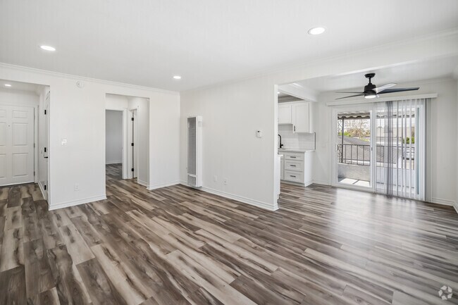 1BR, 1BA - 725SF - Living Room