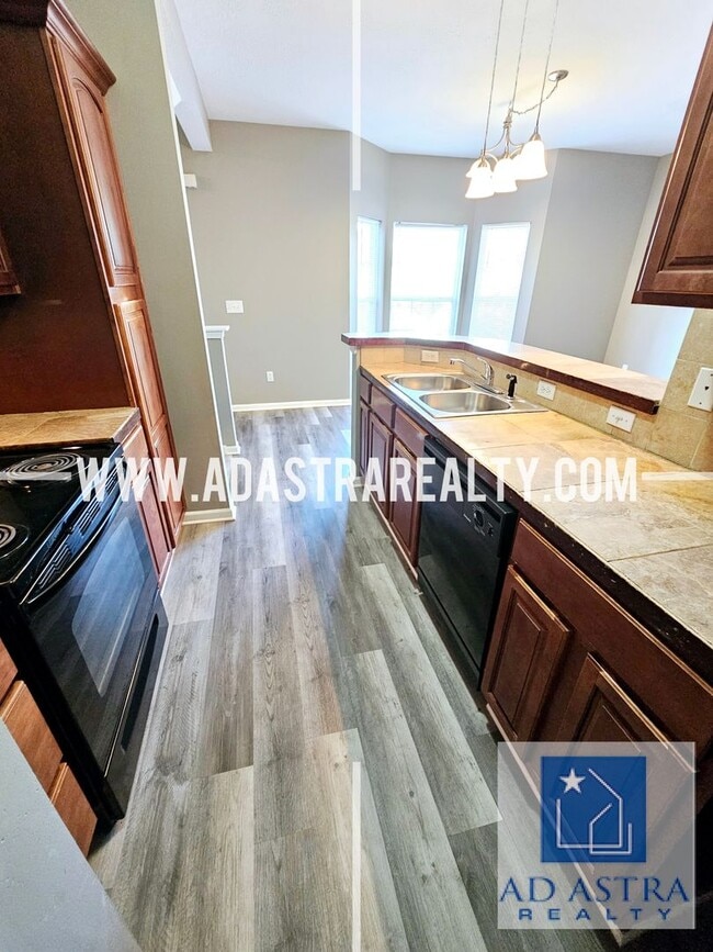 Very Spacious Townhome in West OlatheAvai... House Rental in Olathe