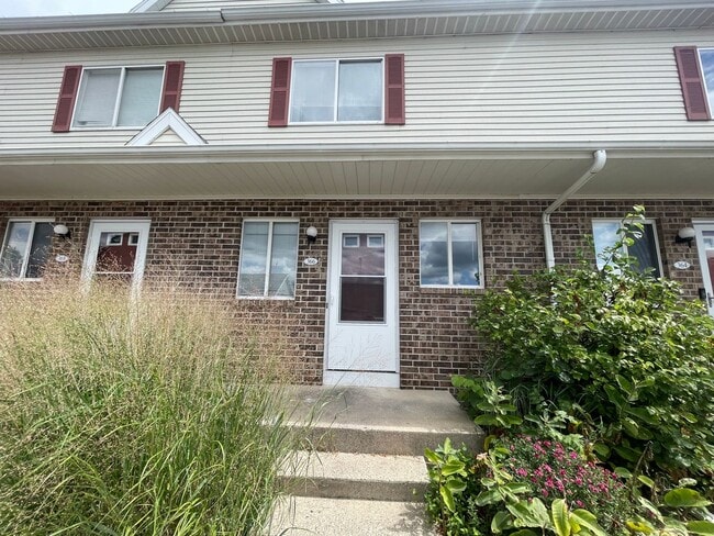 Building Photo - Two Bedroom Townhome with Central Air and ...