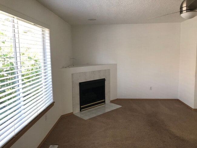 Building Photo - 3 Bed, 2 Bath with Garage, W/D, and Fenced... Rental