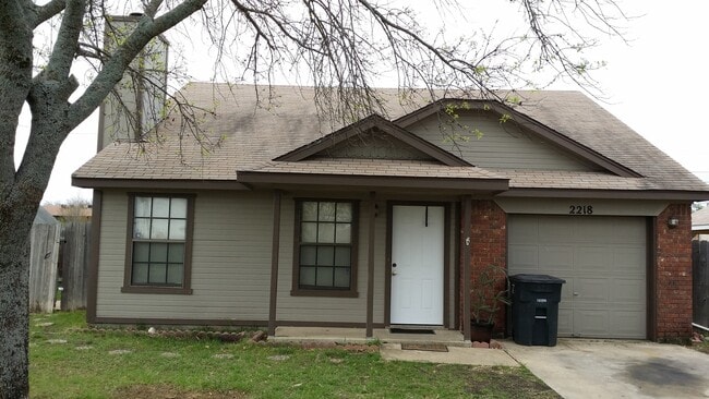 Building Photo - 2218 Hilltop Loop