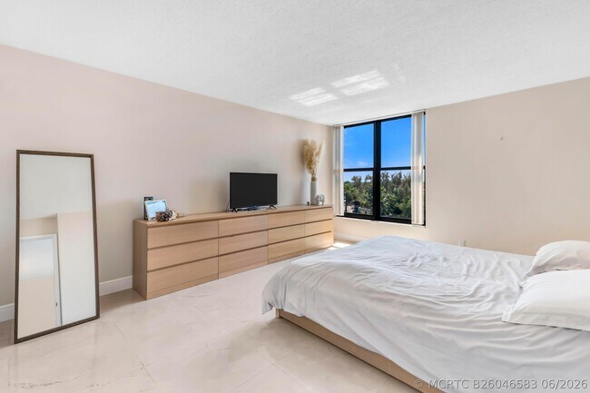 Photo - 22 Royal Palm Way Unit 606