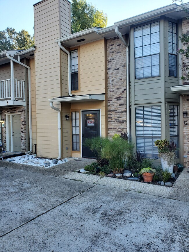422 Longwood Ct Unit F