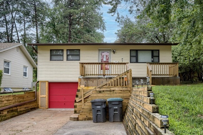Building Photo - Charming 2 Bedroom With Bonus Room!!