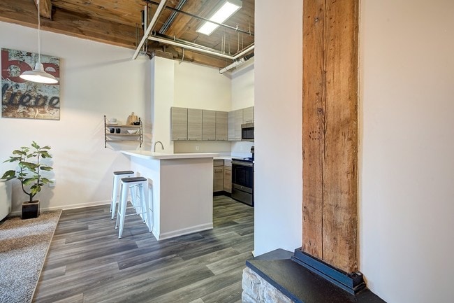 Piso de madera noble con vinilo - Amazon Apartments