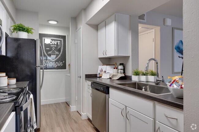 1BR, 1BA - 700SF