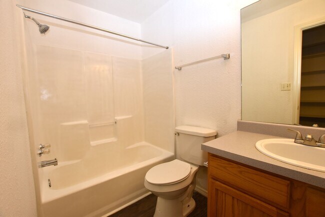 921-923 Sagewood Trail
