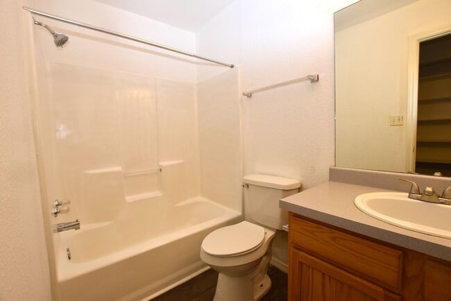 Photo - 921-923-923 Sagewood Trail