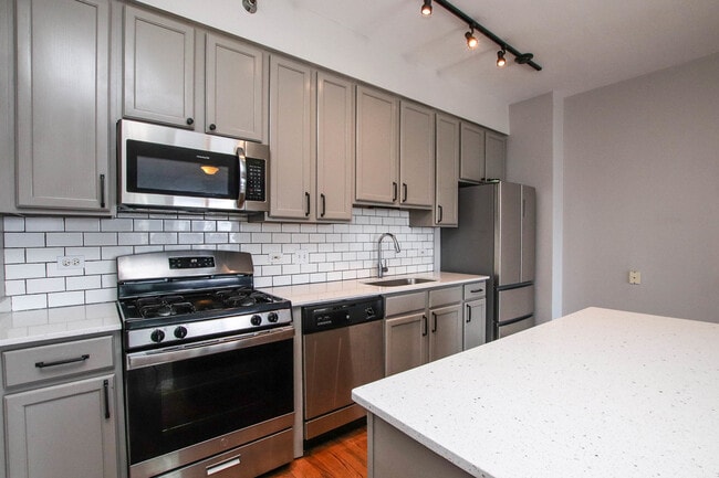 41 E 8th St