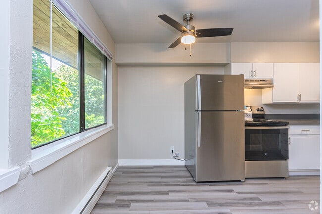 2 habitaciones, 1 baño - 825 pies cuadrados - Comedor - Timber Heights