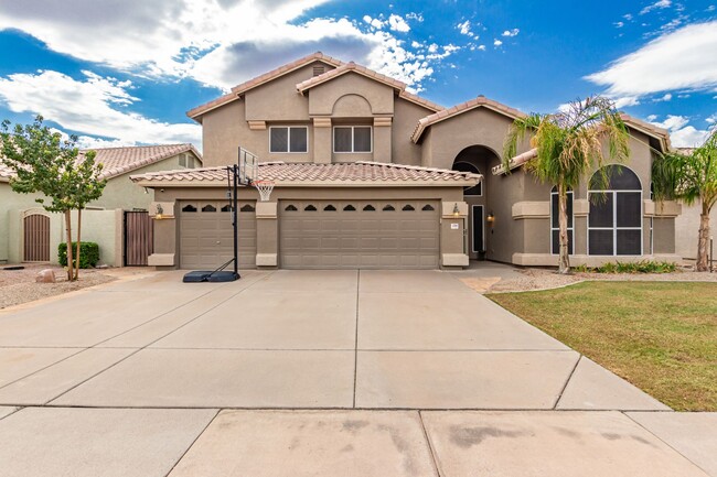 Building Photo - 4 Bedroom 2.5 Bath w/3 Car Garage in Super...