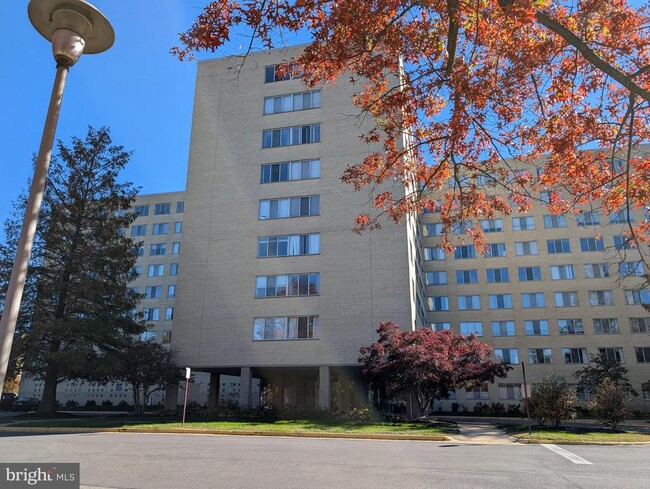 Building Photo - 6641 Wakefield Dr Unit 511