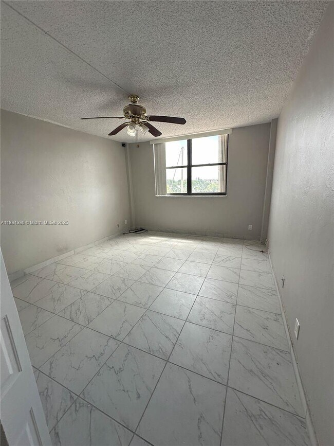 Building Photo - 2450 NE 135th St Unit 303 Rental