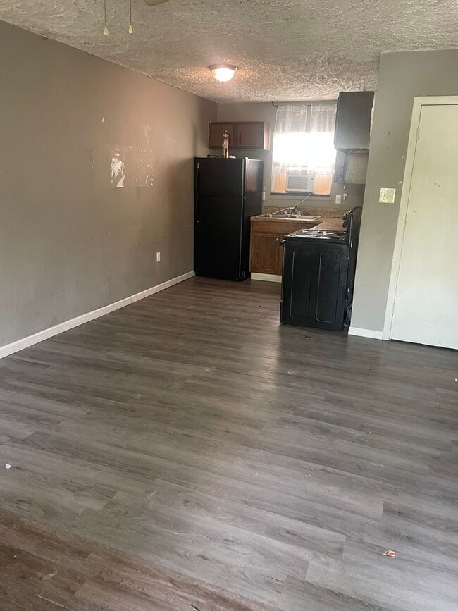 Photo - Knoxville 37917 - 2 Bedroom, 1 bath apartment - Contact Lisa Vineyard and Shannon Russell (865) 2...