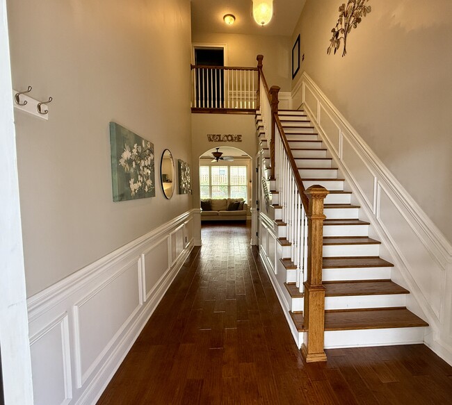 Photo - 633 Dunrobin Ln
