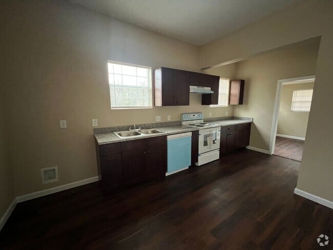 Building Photo - Renovated home in Silsbee!