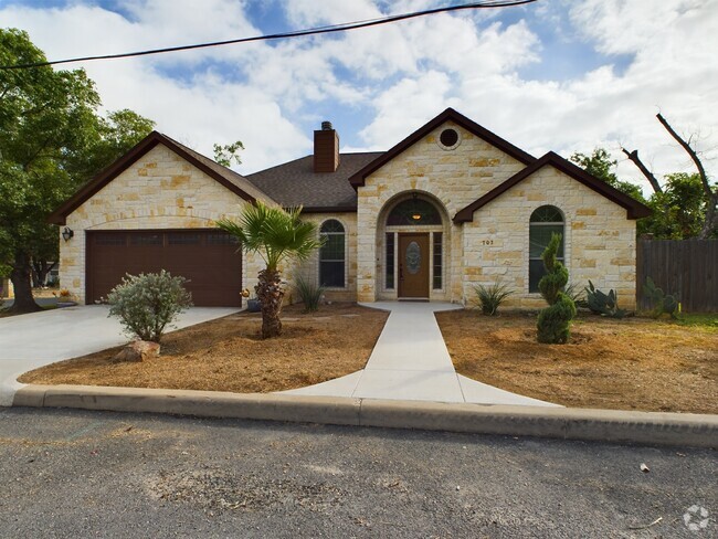 Building Photo - 702 E San Antonio St Rental