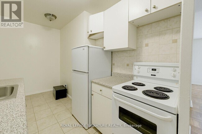 Photo - 990 Avenue Rd