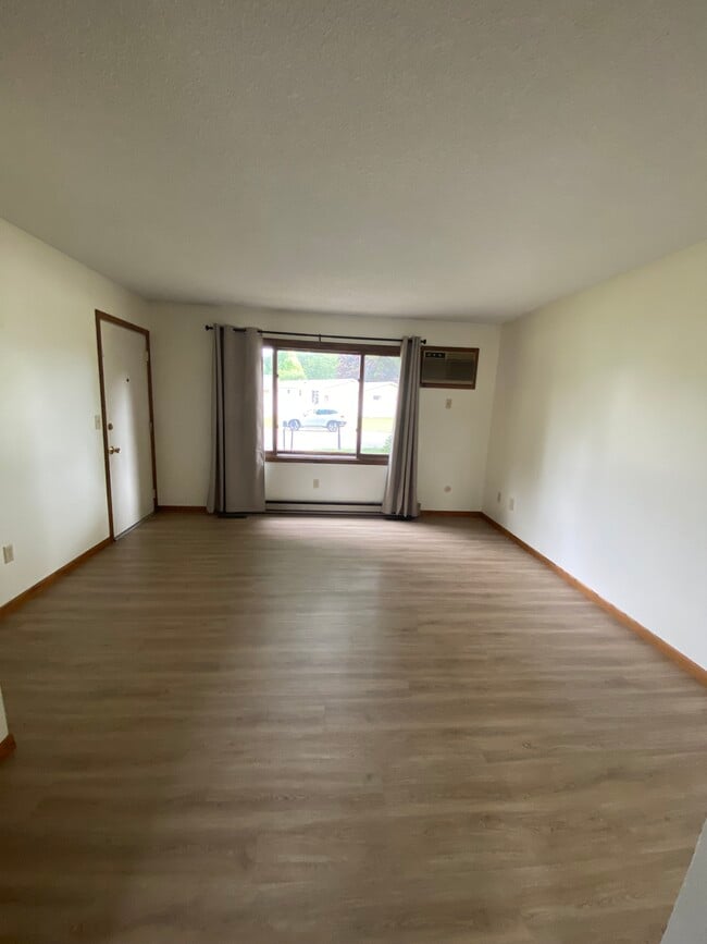 Living room - 521 Kerry Dr Unit #101